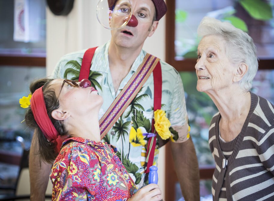 duo de clown jouant avec résident d'Ehpad